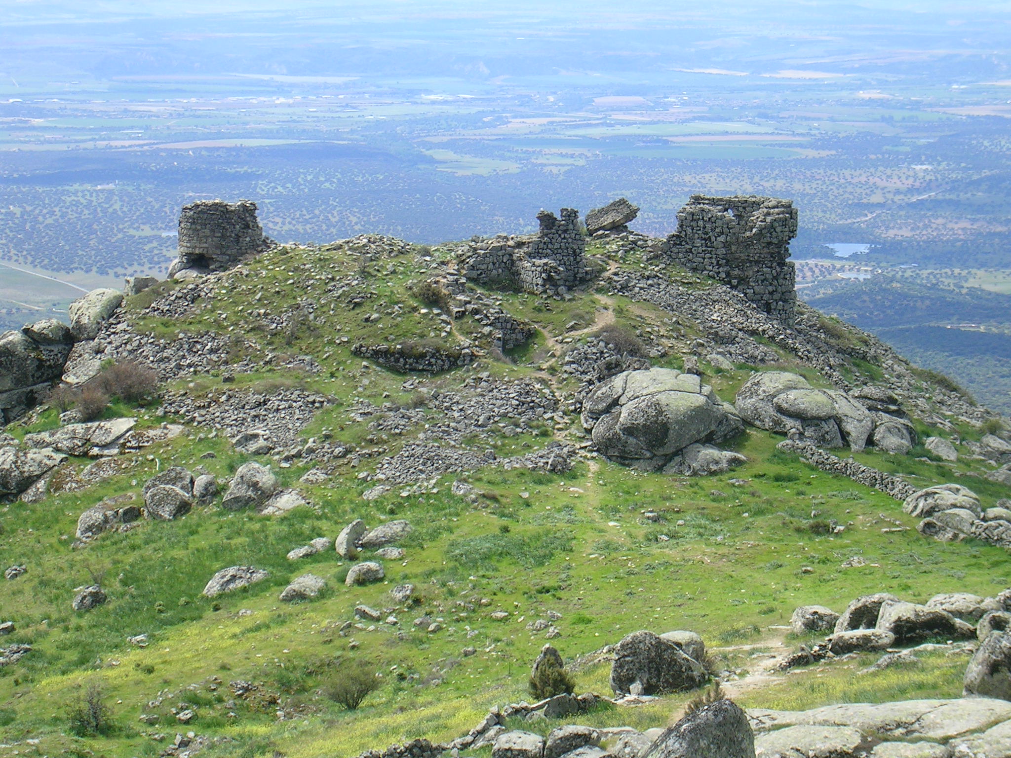Resultado de imagen de ruinas del castillo hinojosa de san vicente